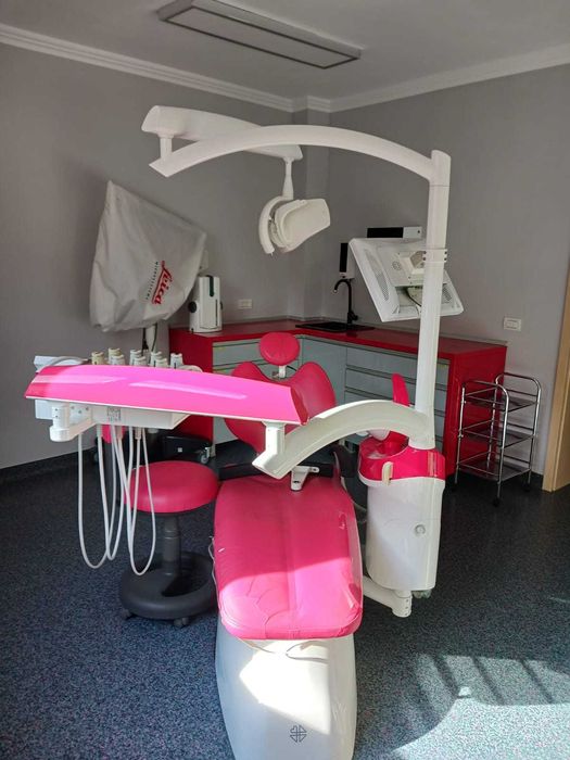 Unit dentar Chirana Effective cu furtune jos, aspiratie chirurgicala