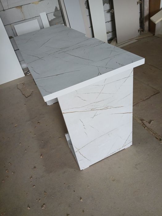 Современный компьютерный стол