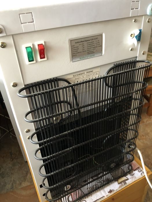 Кулер для воды, диспансер