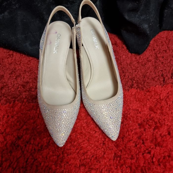 Pantofi eleganți cu pietricele
