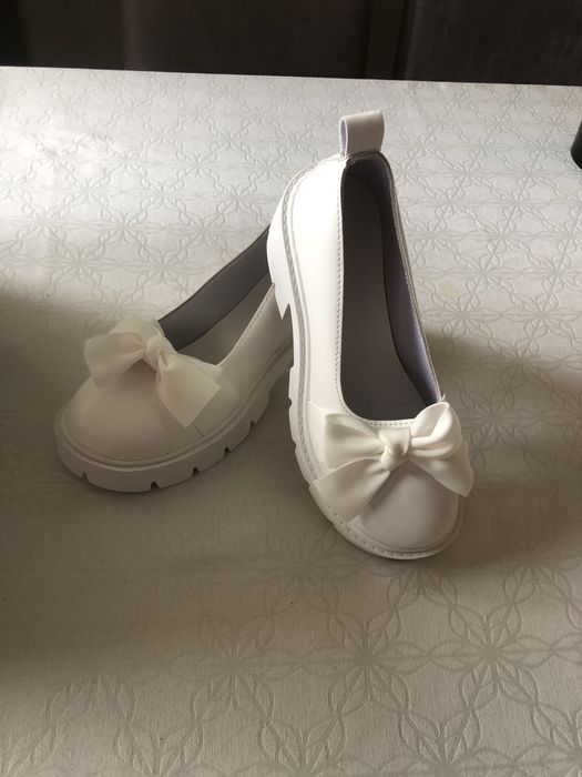 Дамски бели обувки