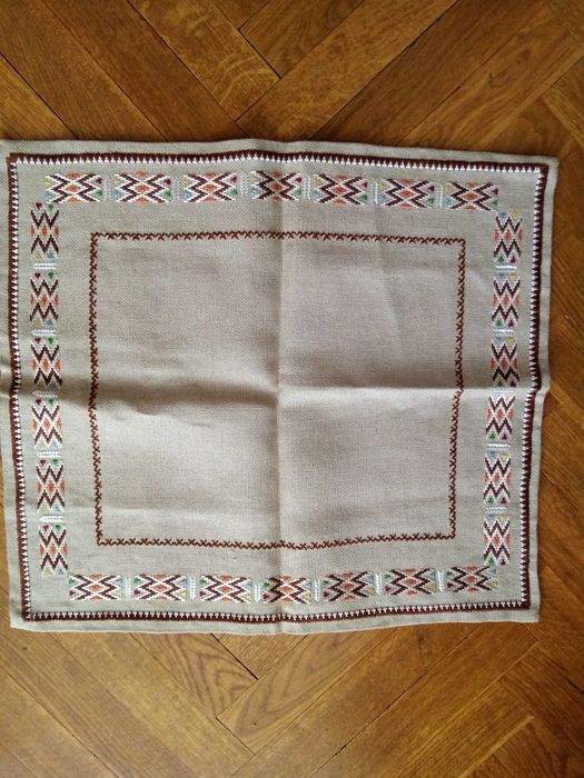 Карета, ръчно бродирани и плетени.