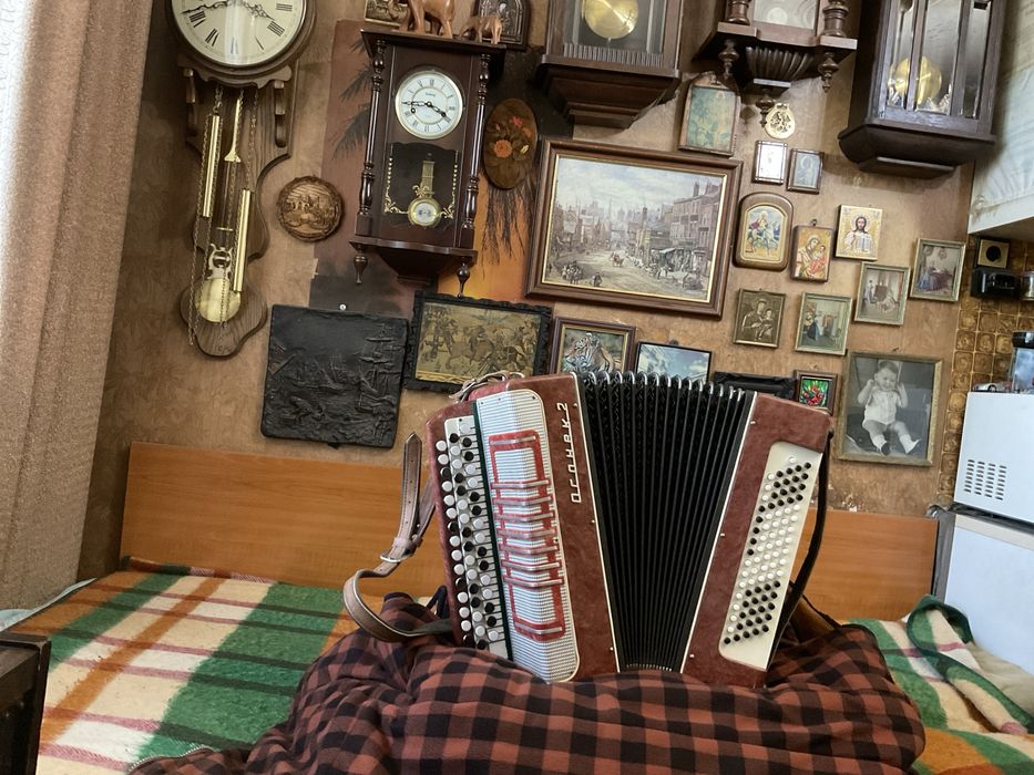 Продавам баян Огоньок 2,изключително запазен.