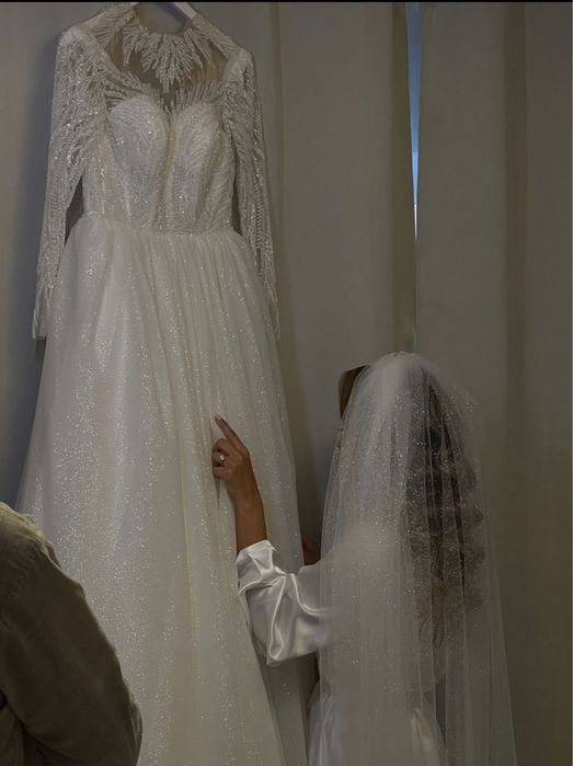 Rochie de mireasă elegantă, cu mâneci lungi și detalii strălucitoare