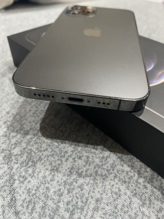 iPhone 12 Pro 128GB много запазен с кутия и зарядно.