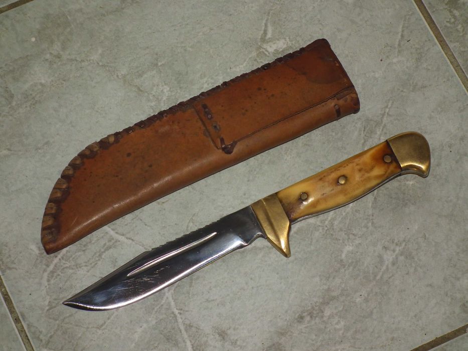 Cutit vánátoare maghiar retro cu plásele din corn + toc piele nr.23