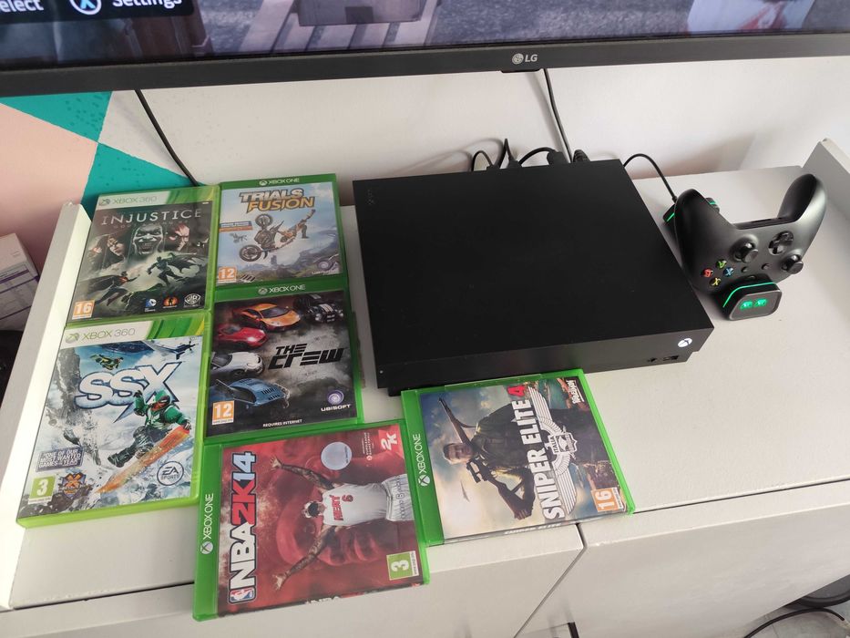 Xbox One X 1TB + игри