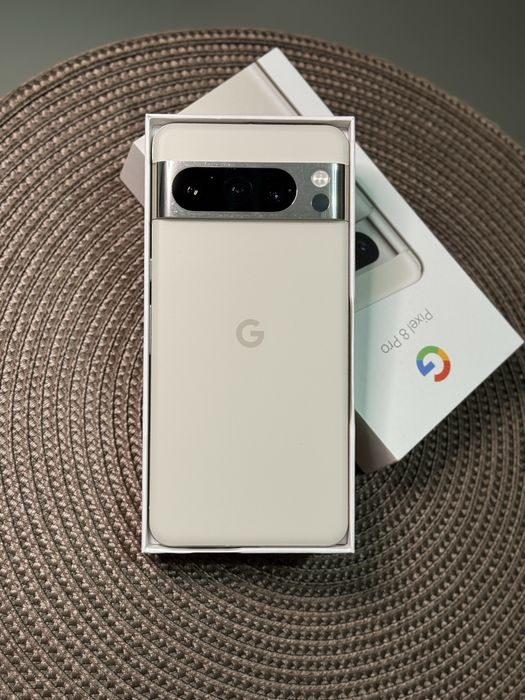 Google Pixel 8 Pro Porcelain ca si nou la cutie + 2 huse 128 GB 12 GB Ram