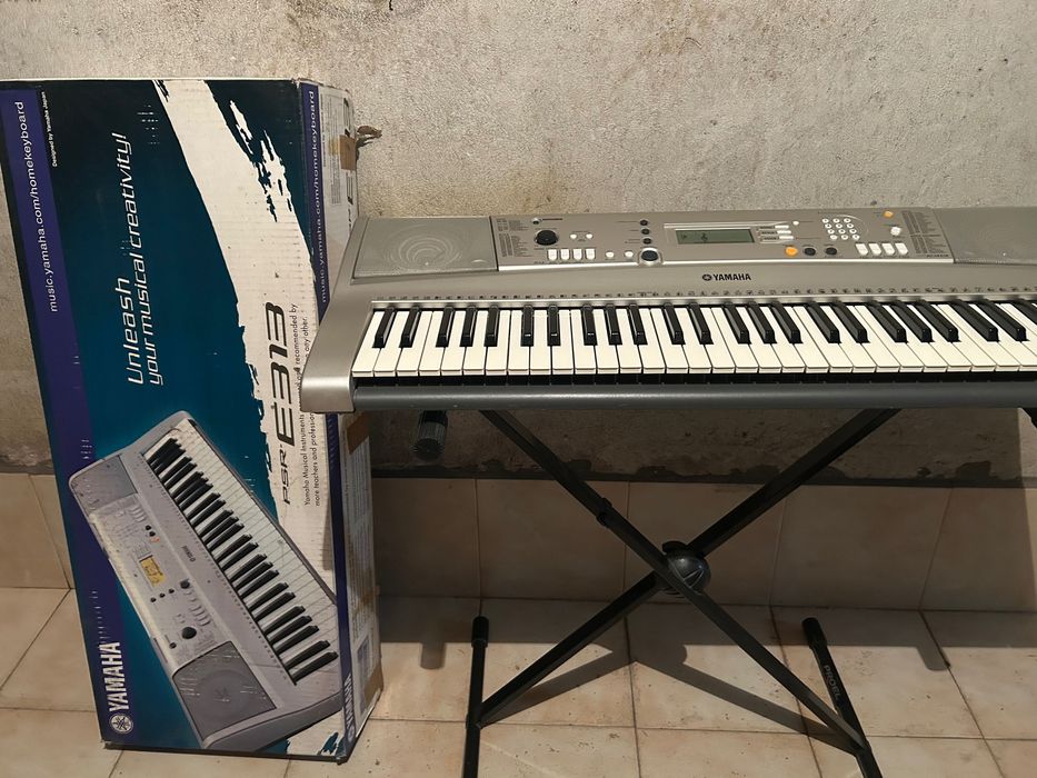 Синтезатор YAMAHA E313 със стойка