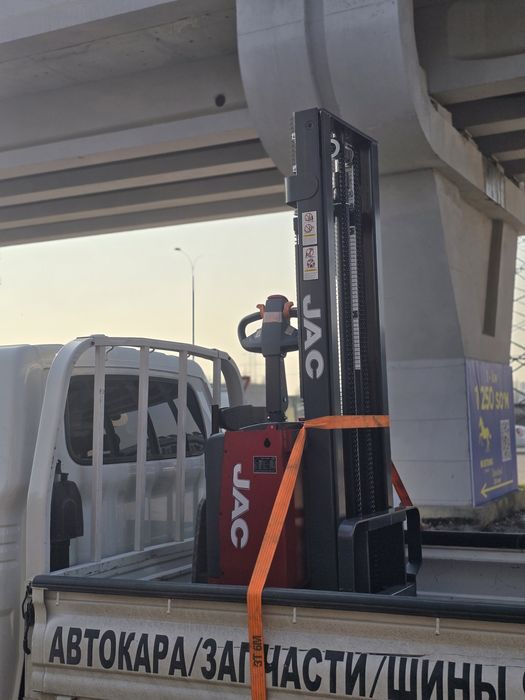 Штаблёр электрический самоходный