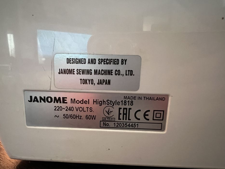Продам швейную машинку Janome