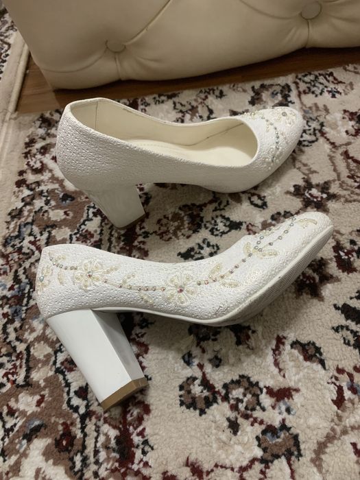 Продаётся Туфли белые размер 38