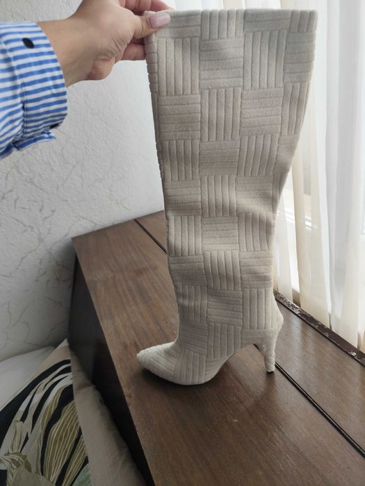 Хавлиени бели ботуши на висок ток