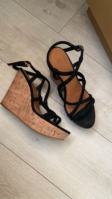 Босоножки HM