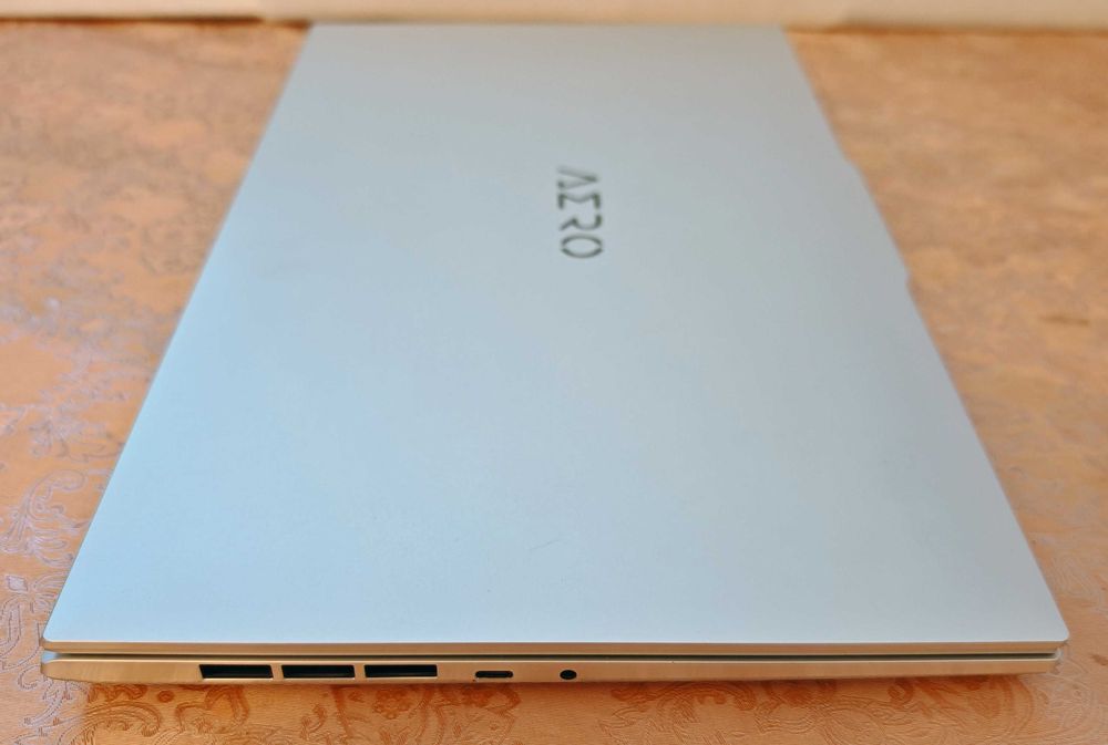 Intel Core i7 12700H/NVidia GeForce RTX 3070ti 8GB/16GB RAM/512GB SSD NVMe/4K Ultra HD 120hz HDR 1000 nits Mini LED/Gigabyte AERO 17