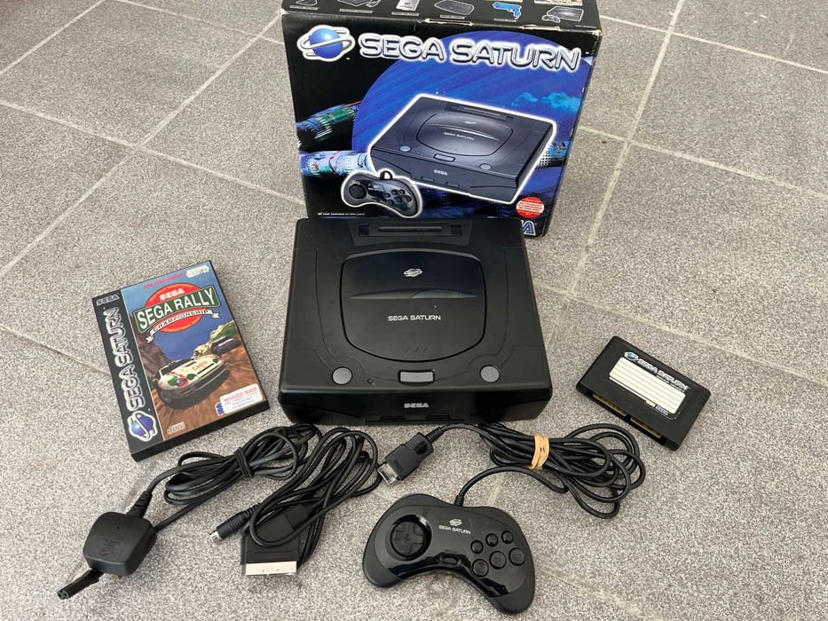 Sega Saturn - оригинална игрална конзола в кутия + игра и оригинална памет