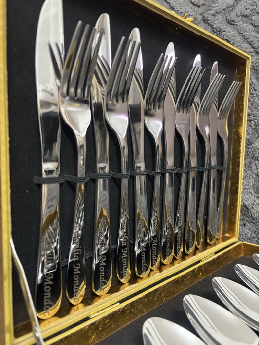 Tacamuri gravate pentru 6 persoane