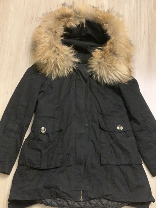 Черна парка с яка от естествен косъм