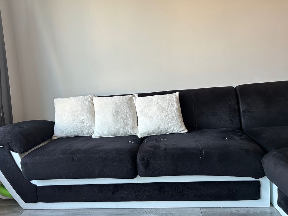 Диван в черно и бяло