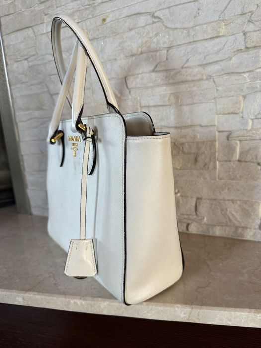 Бяла дамска чанта Prada Saffiano