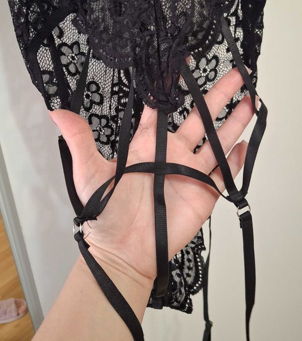 Body din dantelă, delicat și frumos, cu portjartier, nou.