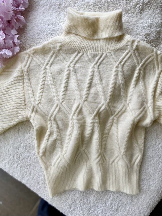 Пуловер с пера в бежово