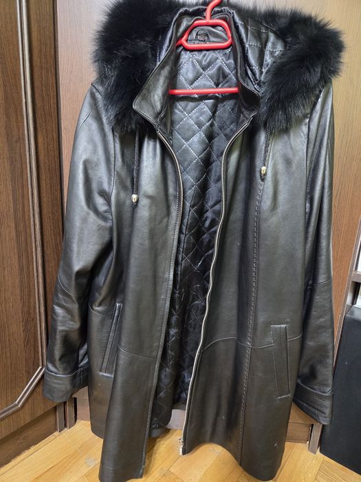 Vând haina de piele