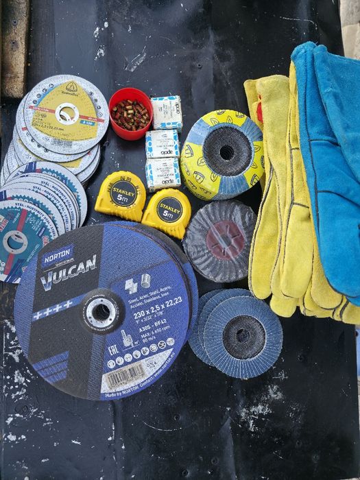 Scule și accesorii abrazive (discuri, flaps, capse, mănuși) – reducere