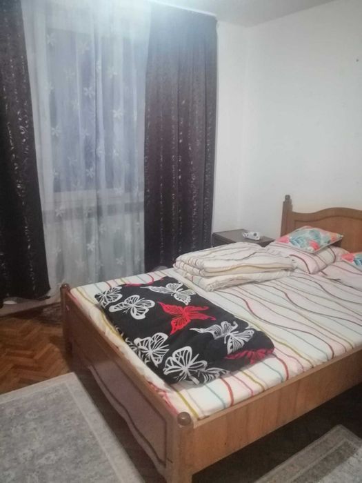 Inchiriez apartament cu 3 camere in zona liceului Petru Rares