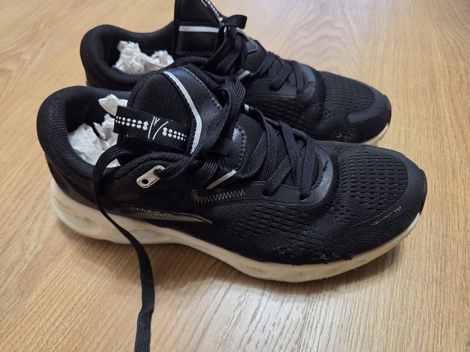 Кроссовки,  40 размер, 1000 тенге.