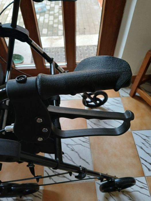 Carucior cumparaturi cu patru roti si scaun. Nou!