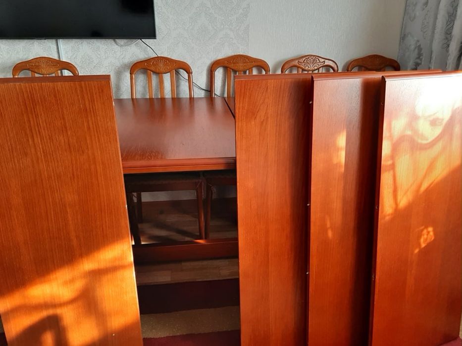 Продаю срочно стол гостевой