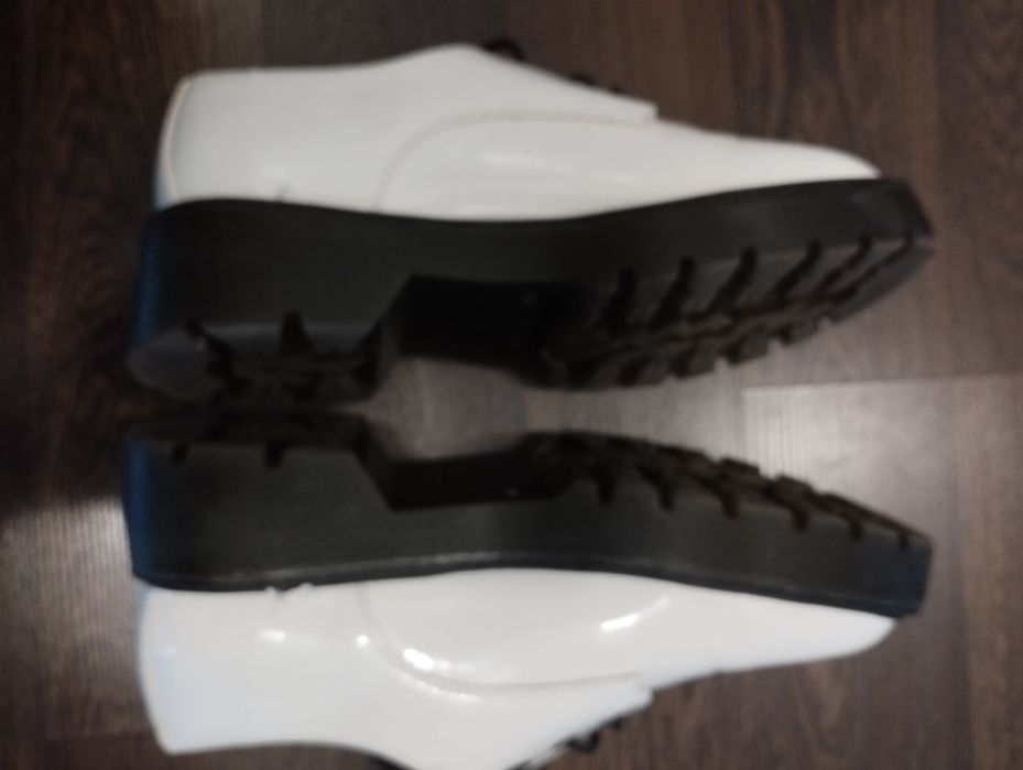 Лачени бели обувки с черна дебела подметка