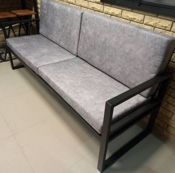 Loftdan divan, parta, jurnalniy stol