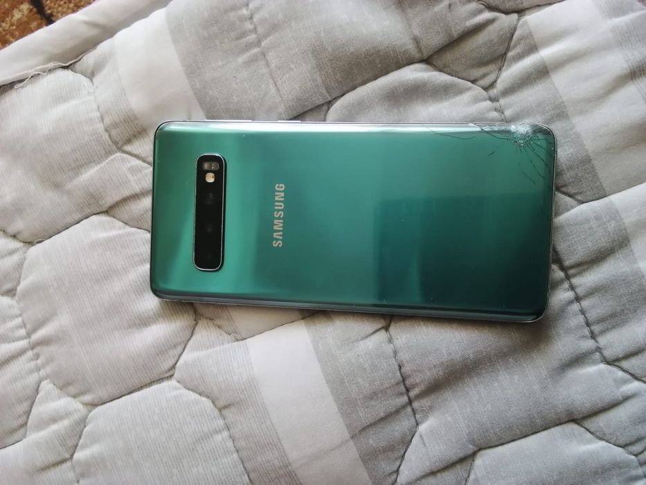 Продам Samsung S10 всё работает идеально