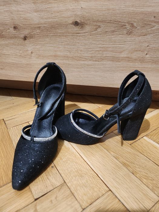 Обувки с блясък, с висок ток