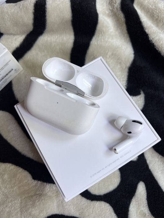 Air Pods Pro 1 наушник ( правый+кейс)