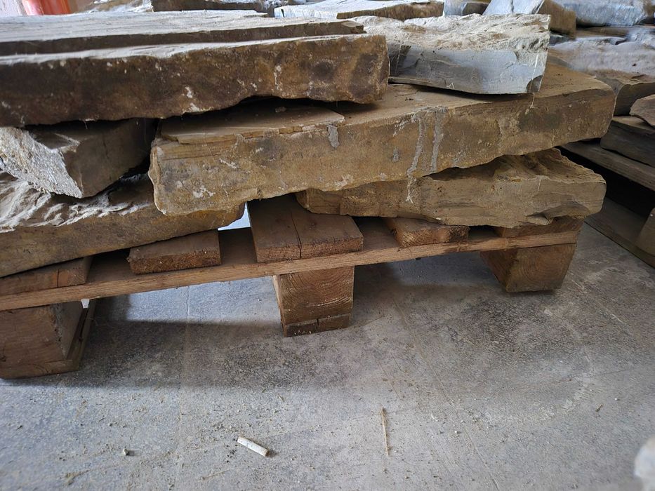 Естествена каменна настилка