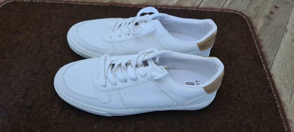 Vand doua perechi pantofi sport