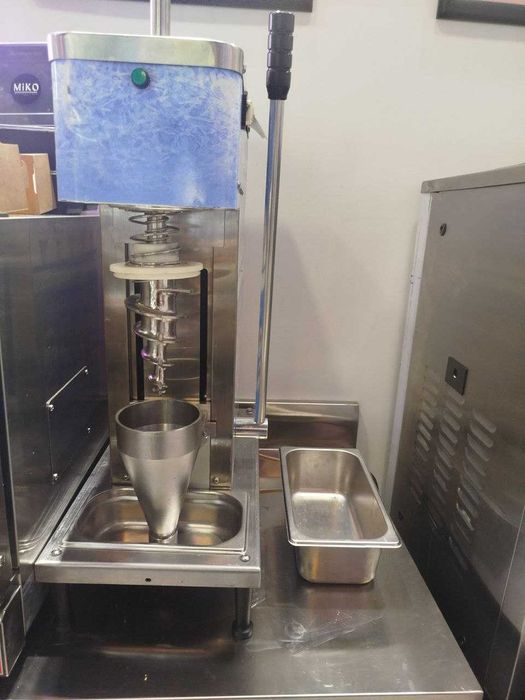 Muzqaymoq mikseri, морожно ва меваларни аралаштириб беради.