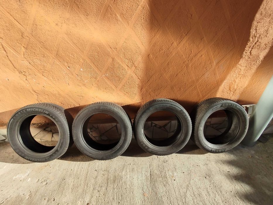 Vând patru cauciucuri Michelin,225/55 R17.