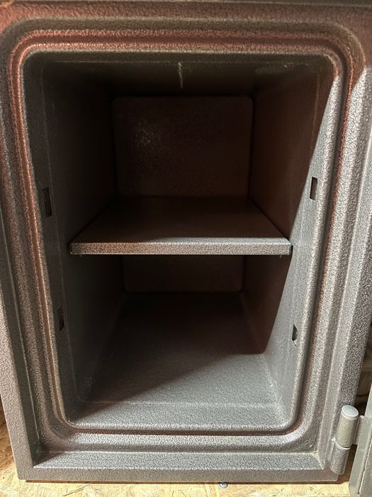 Металлический сейф