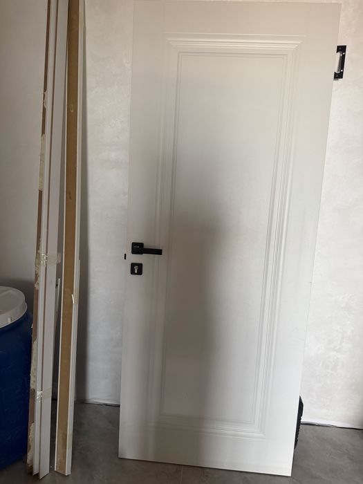 Продам Белую дверь