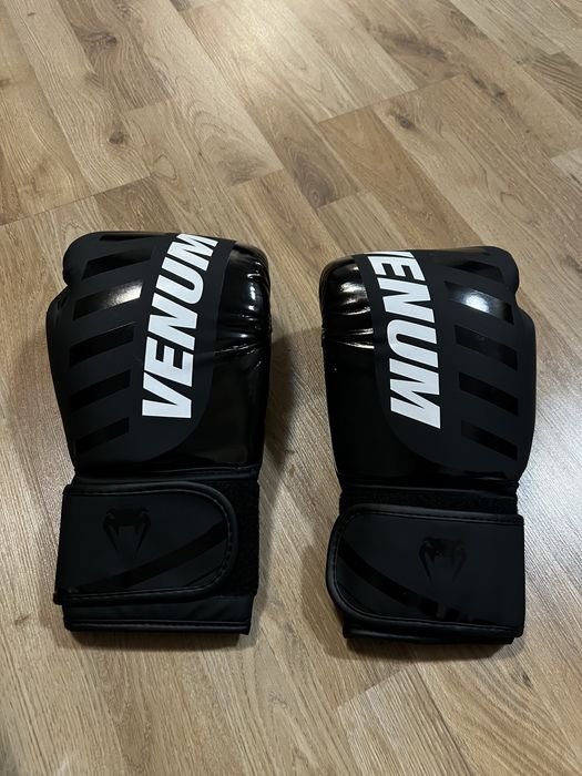 Manusi box Venum challenger, black, 12 oz.
