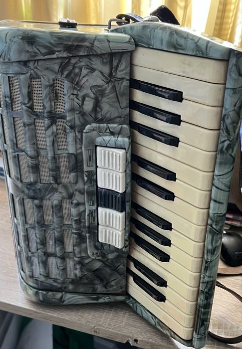 Продавам акордион 40 баса