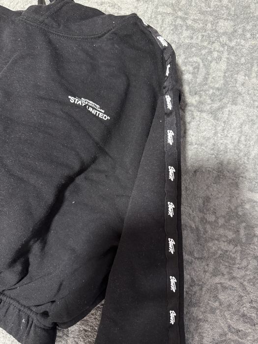 Bluza neagra cu scris alb