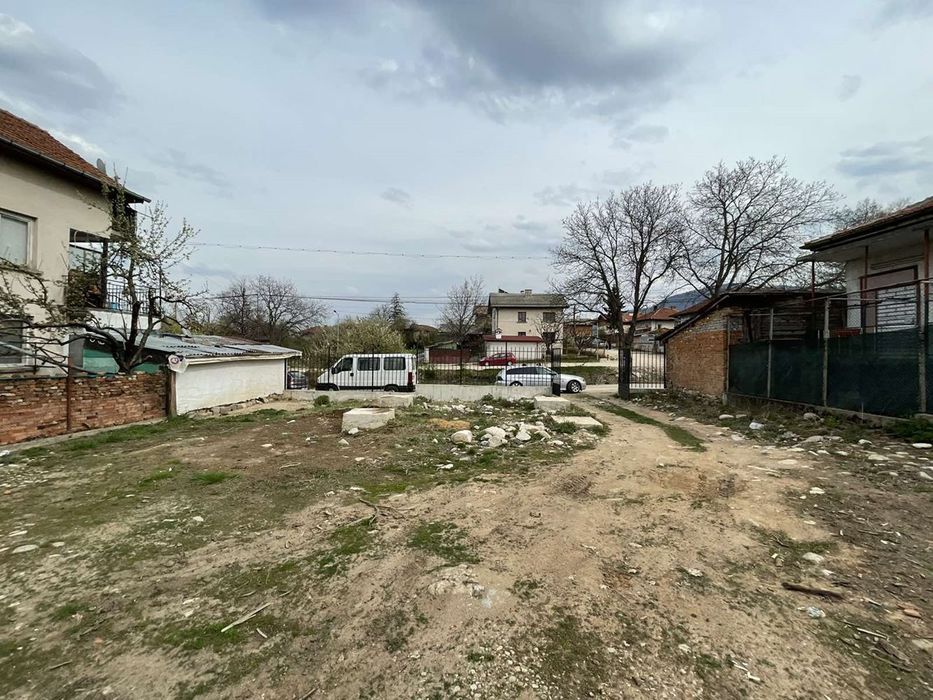 Атрактивен парцел в гр. Долна баня! Отлична инвестиция!