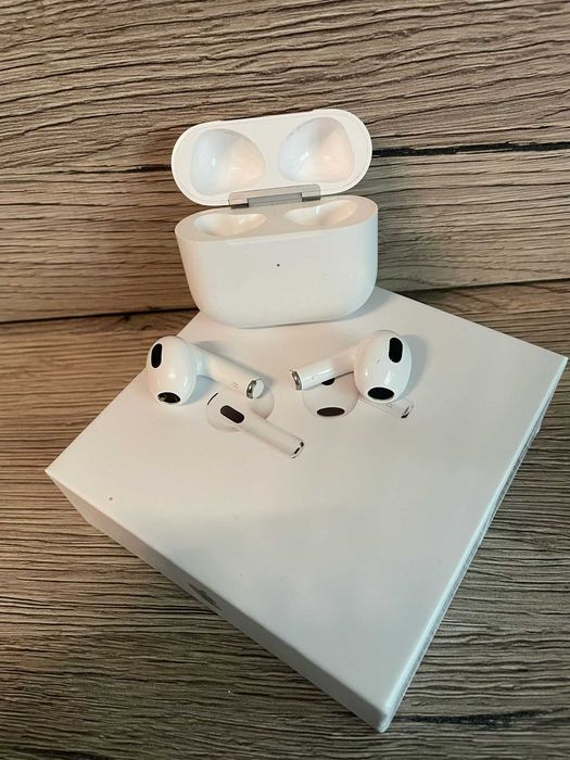 Casti  model Airpods 3  MagSafe Charging Case