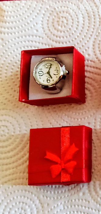 Пръстен часовник с кутийка -функциониращ