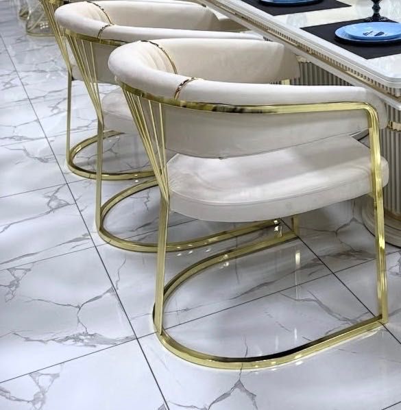 Стол и стулья для гостиной